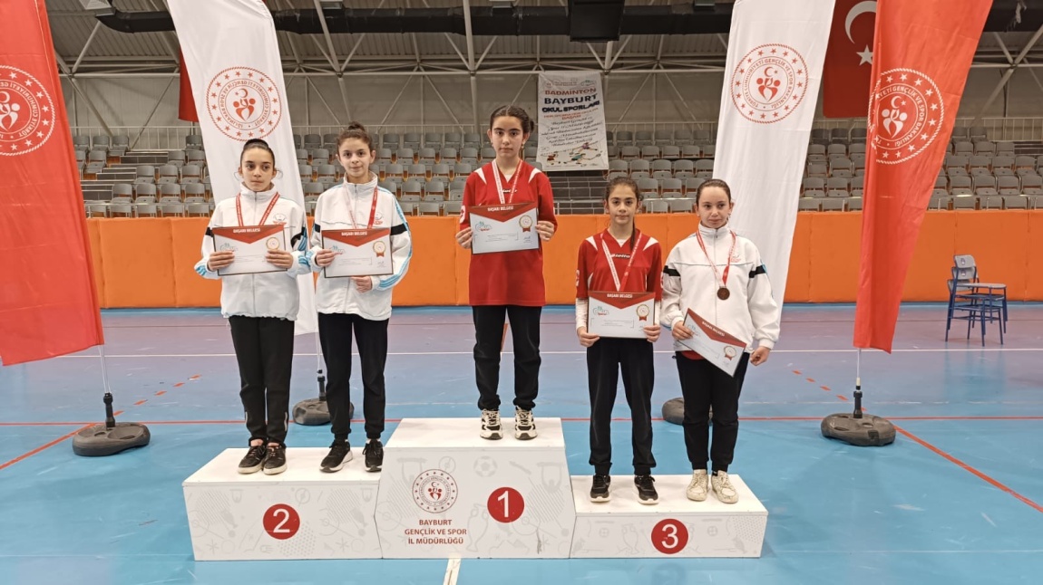 Küçük Kızlar Badminton Bölge Finallerinde 3. Olduk. Kendilerini Tebrik Ediyoruz.