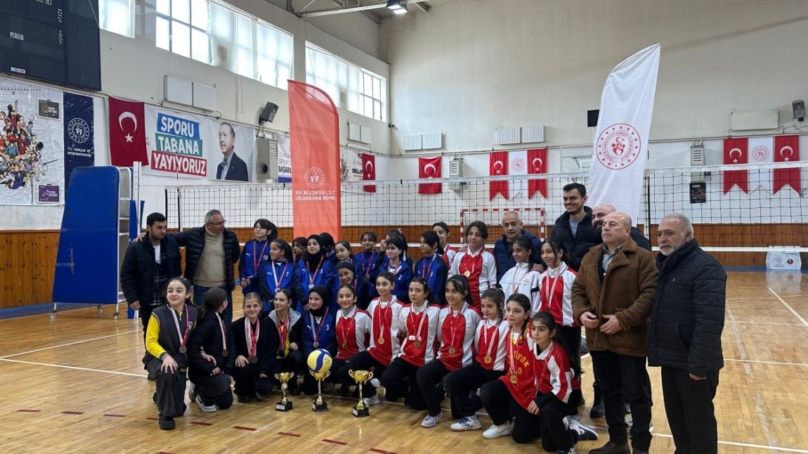 2024-2025 Küçük Kızlar Voleybol turnuvasında il 1. oldu .Velilerimizi ve öğrencilerimizi tebrik erder başarılarının devamını dilerim